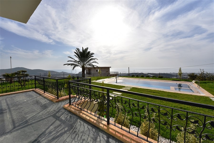 Трехэтажная вилла с собственной зеленой территорией