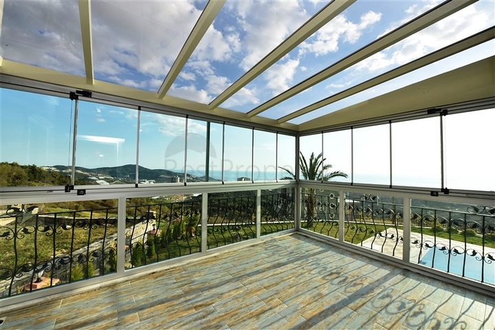 Трехэтажная вилла с собственной зеленой территорией