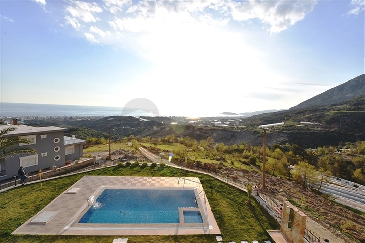 Трехэтажная вилла с собственной зеленой территорией