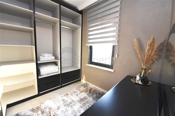 Трехэтажная вилла с собственной зеленой территорией