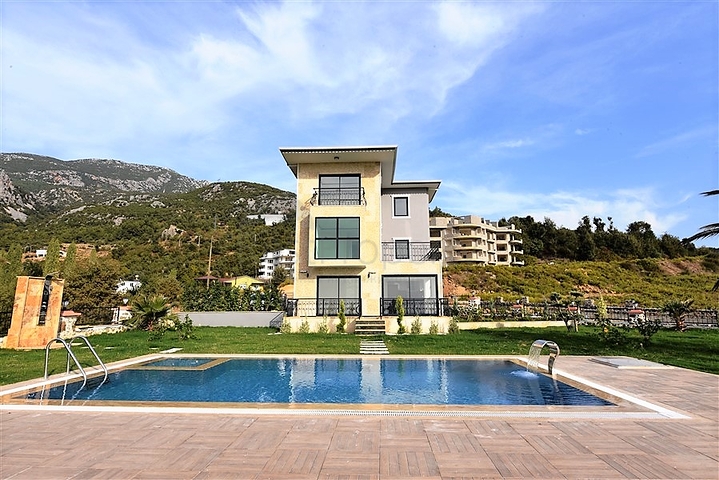 Трехэтажная вилла с собственной зеленой территорией