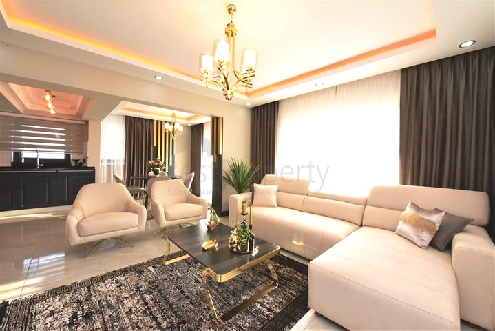 Трехэтажная вилла с собственной зеленой территорией