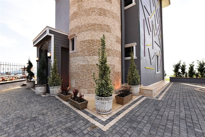 Трехэтажная вилла с собственной зеленой территорией