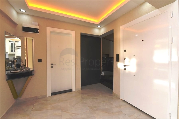 Трехэтажная вилла с собственной зеленой территорией