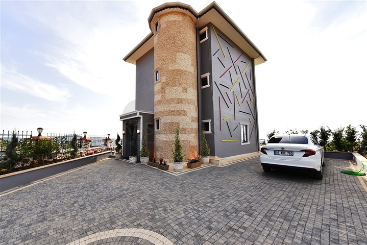 Трехэтажная вилла с собственной зеленой территорией