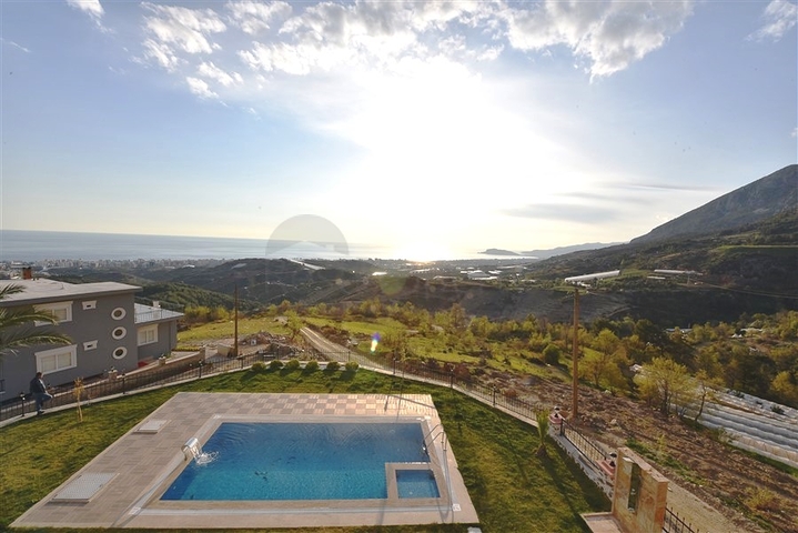 Трехэтажная вилла с собственной зеленой территорией