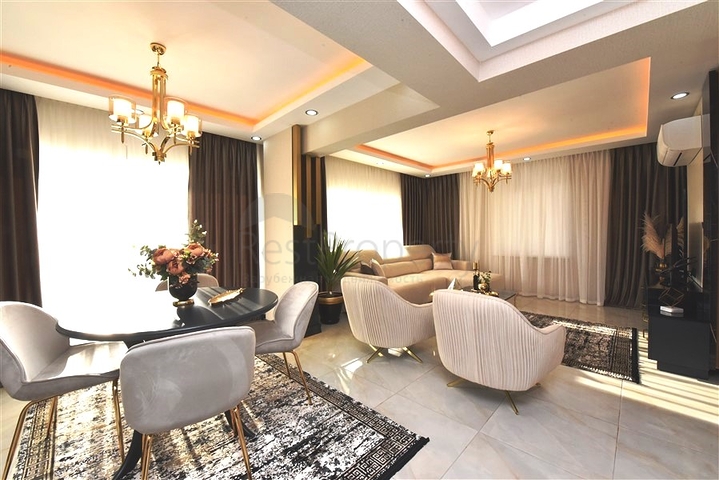 Трехэтажная вилла с собственной зеленой территорией