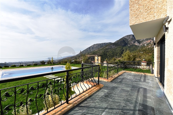 Трехэтажная вилла с собственной зеленой территорией