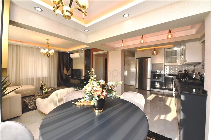 Трехэтажная вилла с собственной зеленой территорией