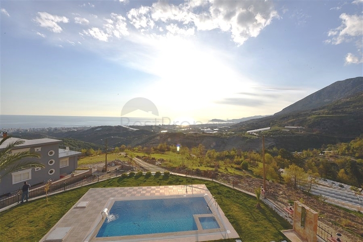 Трехэтажная вилла с собственной зеленой территорией