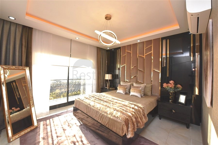 Трехэтажная вилла с собственной зеленой территорией