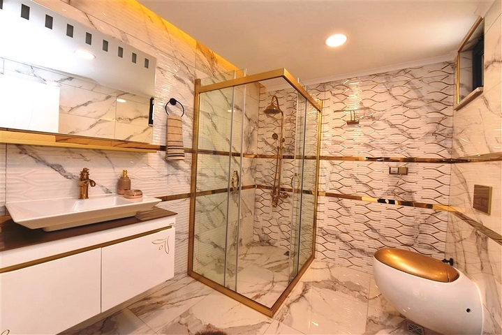 Трехэтажная вилла с собственной зеленой территорией