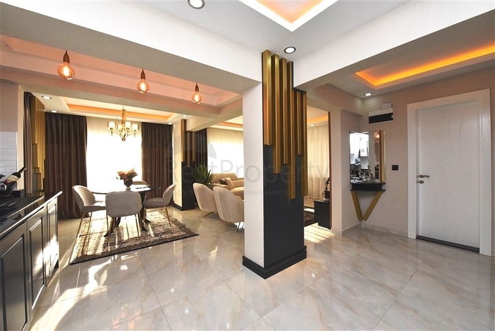 Трехэтажная вилла с собственной зеленой территорией