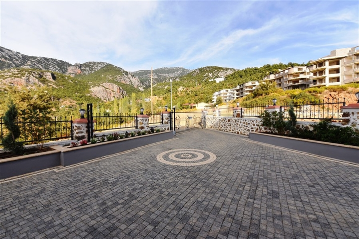 Трехэтажная вилла с собственной зеленой территорией