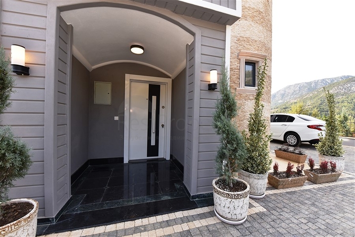 Трехэтажная вилла с собственной зеленой территорией