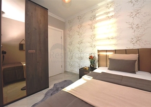 Трехэтажная вилла с собственной зеленой территорией