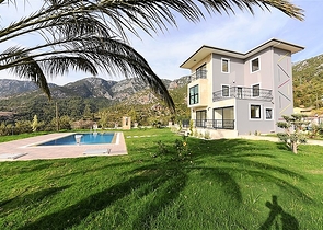 Трехэтажная вилла с собственной зеленой территорией