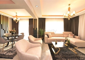 Трехэтажная вилла с собственной зеленой территорией