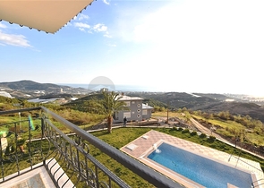 Трехэтажная вилла с собственной зеленой территорией