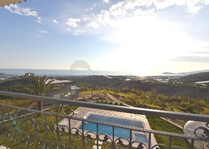 Трехэтажная вилла с собственной зеленой территорией