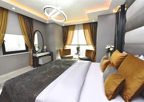 Трехэтажная вилла с собственной зеленой территорией