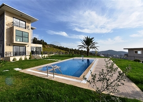 Трехэтажная вилла с собственной зеленой территорией