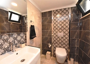 Трехэтажная вилла с собственной зеленой территорией