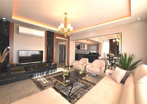 Трехэтажная вилла с собственной зеленой территорией