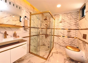 Трехэтажная вилла с собственной зеленой территорией