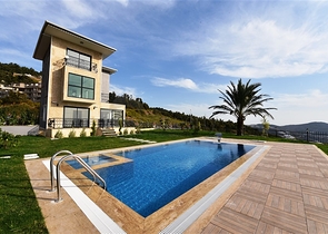 Трехэтажная вилла с собственной зеленой территорией