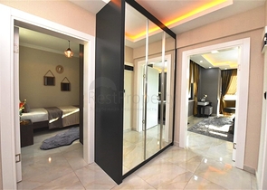 Трехэтажная вилла с собственной зеленой территорией