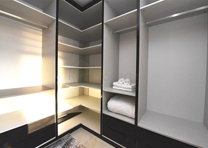 Трехэтажная вилла с собственной зеленой территорией