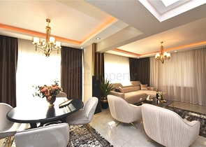 Трехэтажная вилла с собственной зеленой территорией