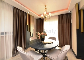 Трехэтажная вилла с собственной зеленой территорией