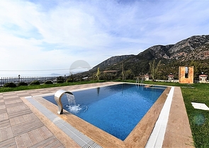 Трехэтажная вилла с собственной зеленой территорией