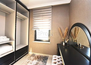 Трехэтажная вилла с собственной зеленой территорией