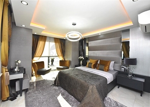 Трехэтажная вилла с собственной зеленой территорией