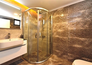 Трехэтажная вилла с собственной зеленой территорией