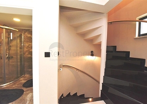 Трехэтажная вилла с собственной зеленой территорией