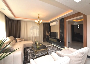 Трехэтажная вилла с собственной зеленой территорией