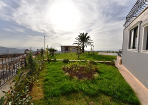 Трехэтажная вилла с собственной зеленой территорией