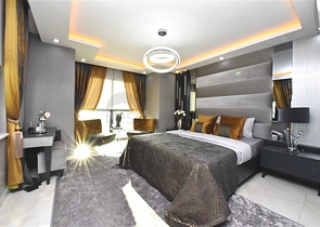 Трехэтажная вилла с собственной зеленой территорией