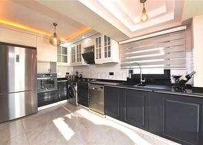 Трехэтажная вилла с собственной зеленой территорией