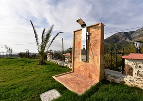 Трехэтажная вилла с собственной зеленой территорией