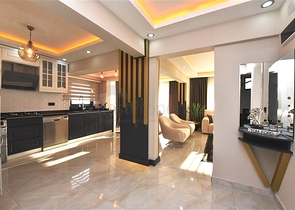 Трехэтажная вилла с собственной зеленой территорией