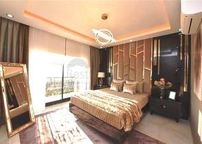 Трехэтажная вилла с собственной зеленой территорией