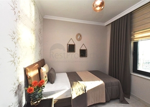 Трехэтажная вилла с собственной зеленой территорией