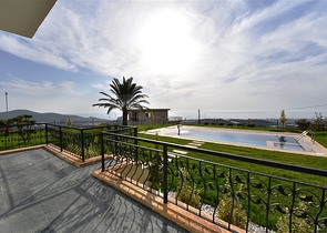 Трехэтажная вилла с собственной зеленой территорией