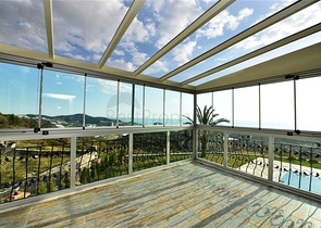 Трехэтажная вилла с собственной зеленой территорией