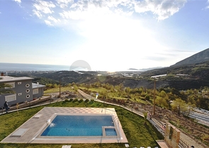 Трехэтажная вилла с собственной зеленой территорией